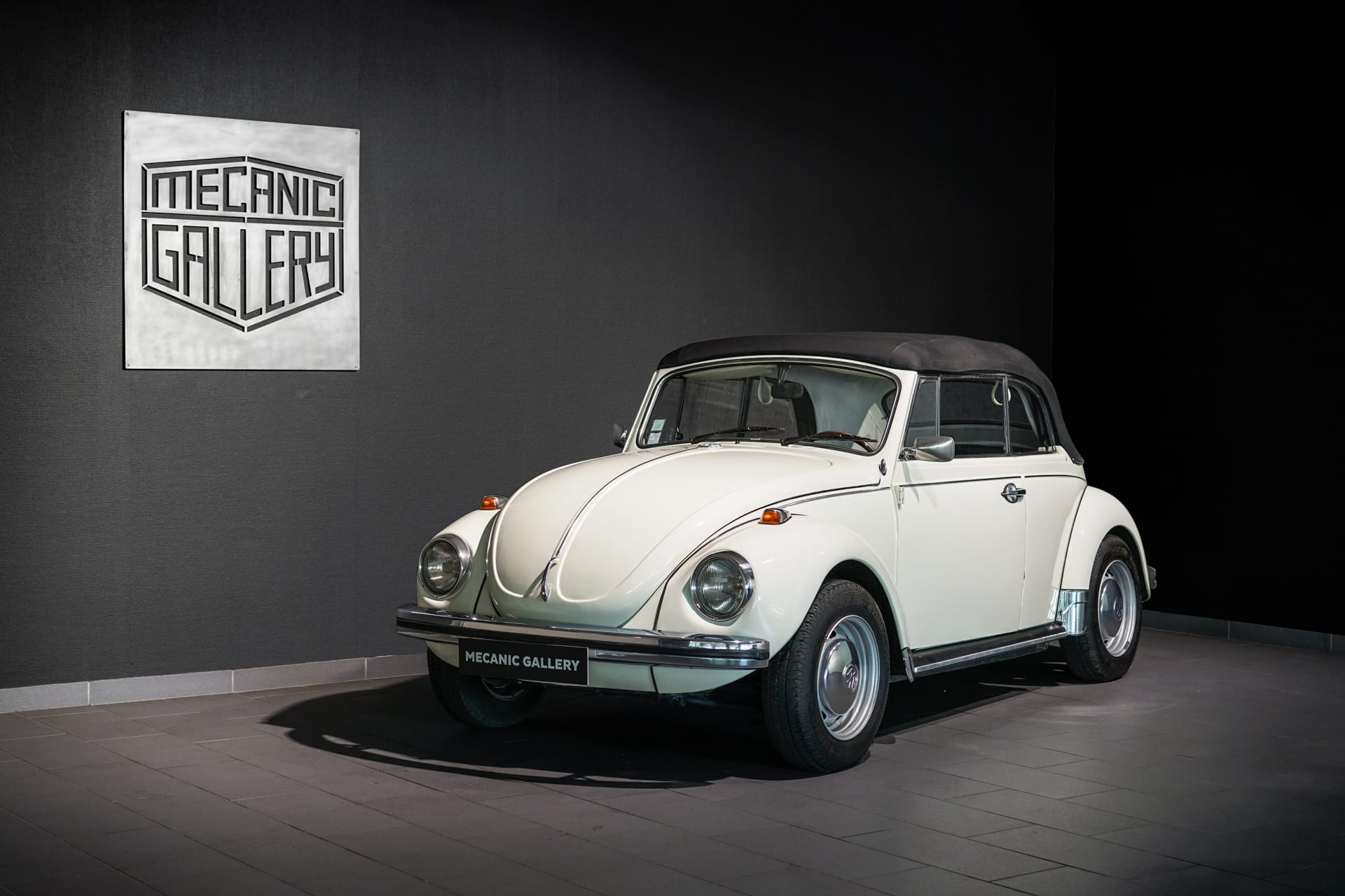 Volkswagen Coccinelle Cabriolet 1302 LS - Photo 2