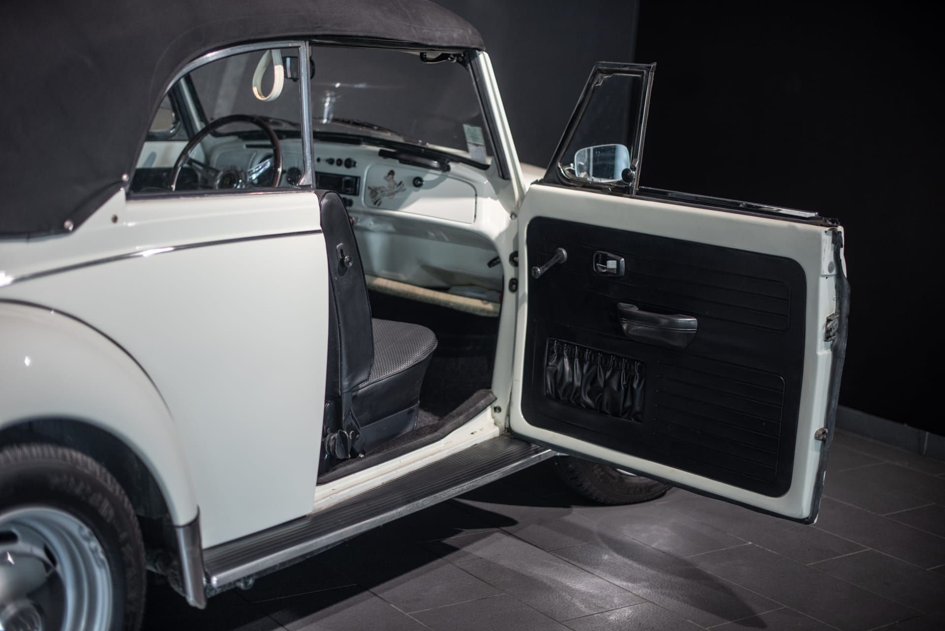 Volkswagen Coccinelle Cabriolet 1302 LS - Photo 20