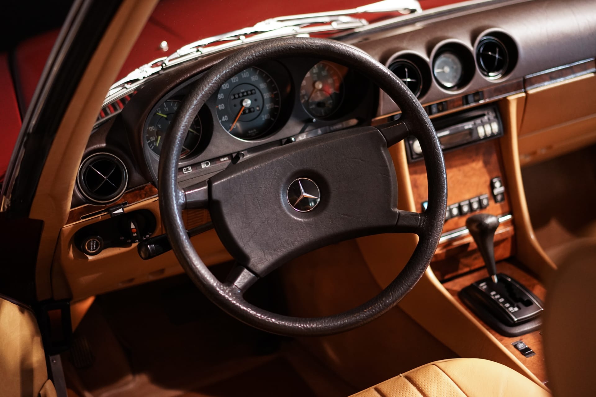 Mercedes-Benz 380 SL R107 - Photo 18