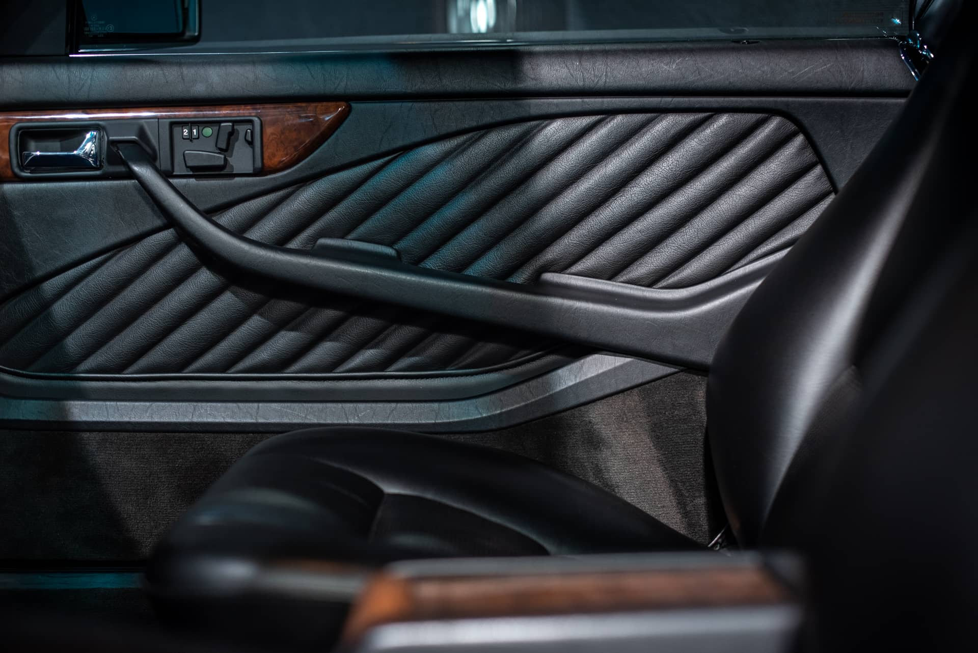 Mercedes-Benz 560 SEC - Photo 26