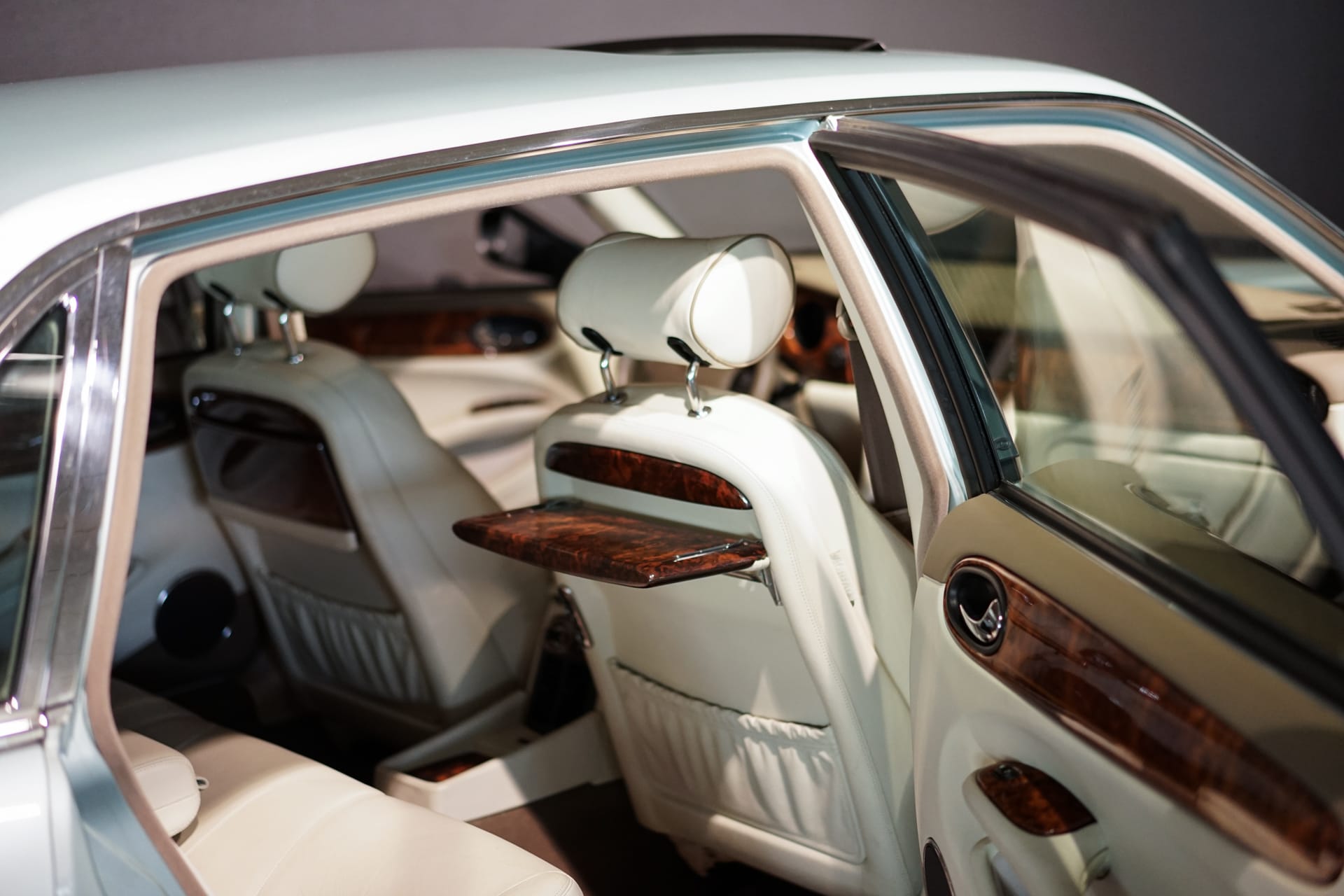 Daimler X300 V8 4.0 LWB - Photo 18