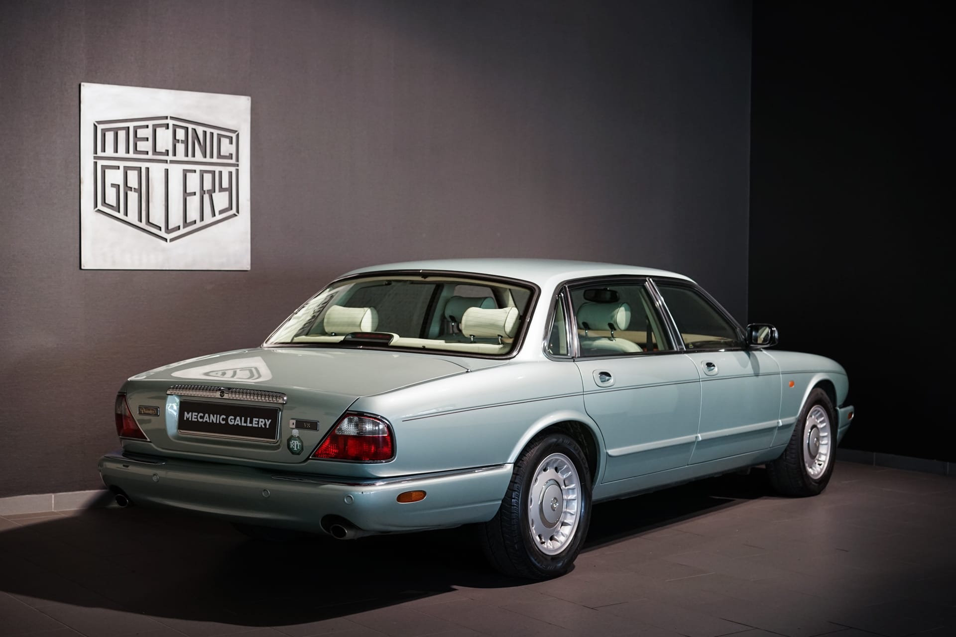 Daimler X300 V8 4.0 LWB - Photo 2