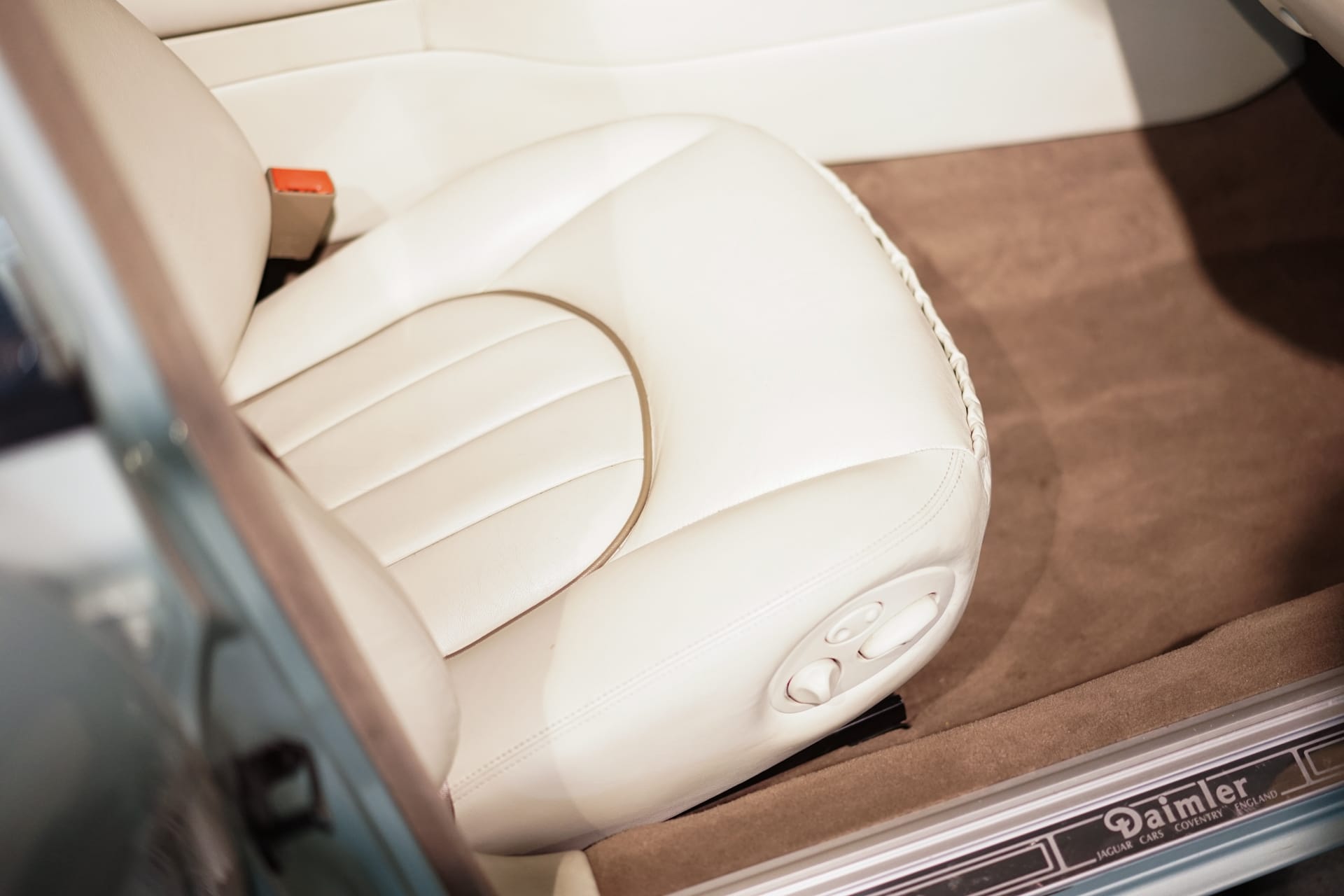 Daimler X300 V8 4.0 LWB - Photo 22