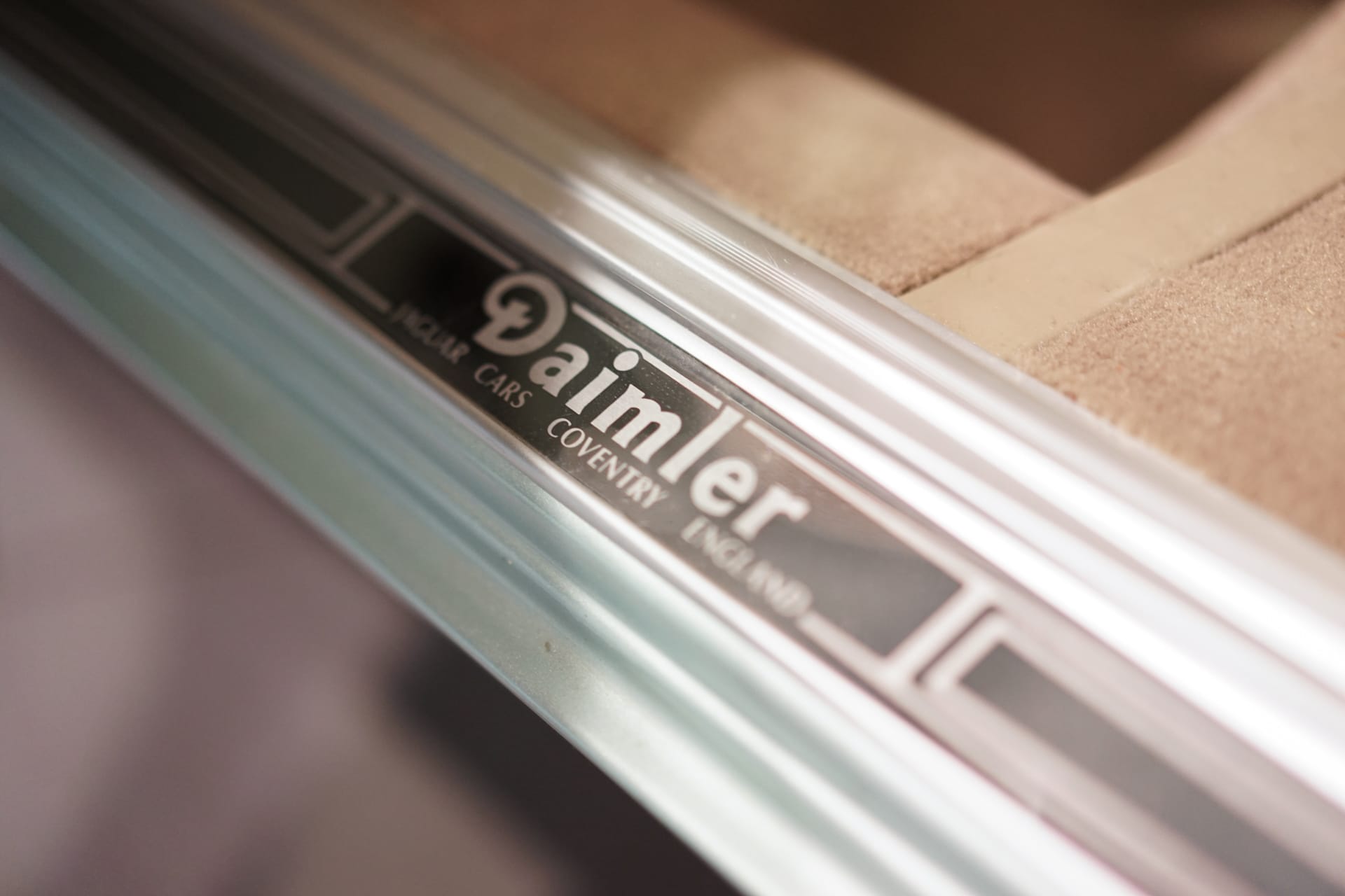 Daimler X300 V8 4.0 LWB - Photo 24