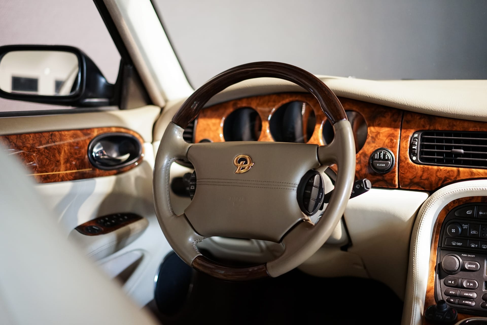 Daimler X300 V8 4.0 LWB - Photo 25