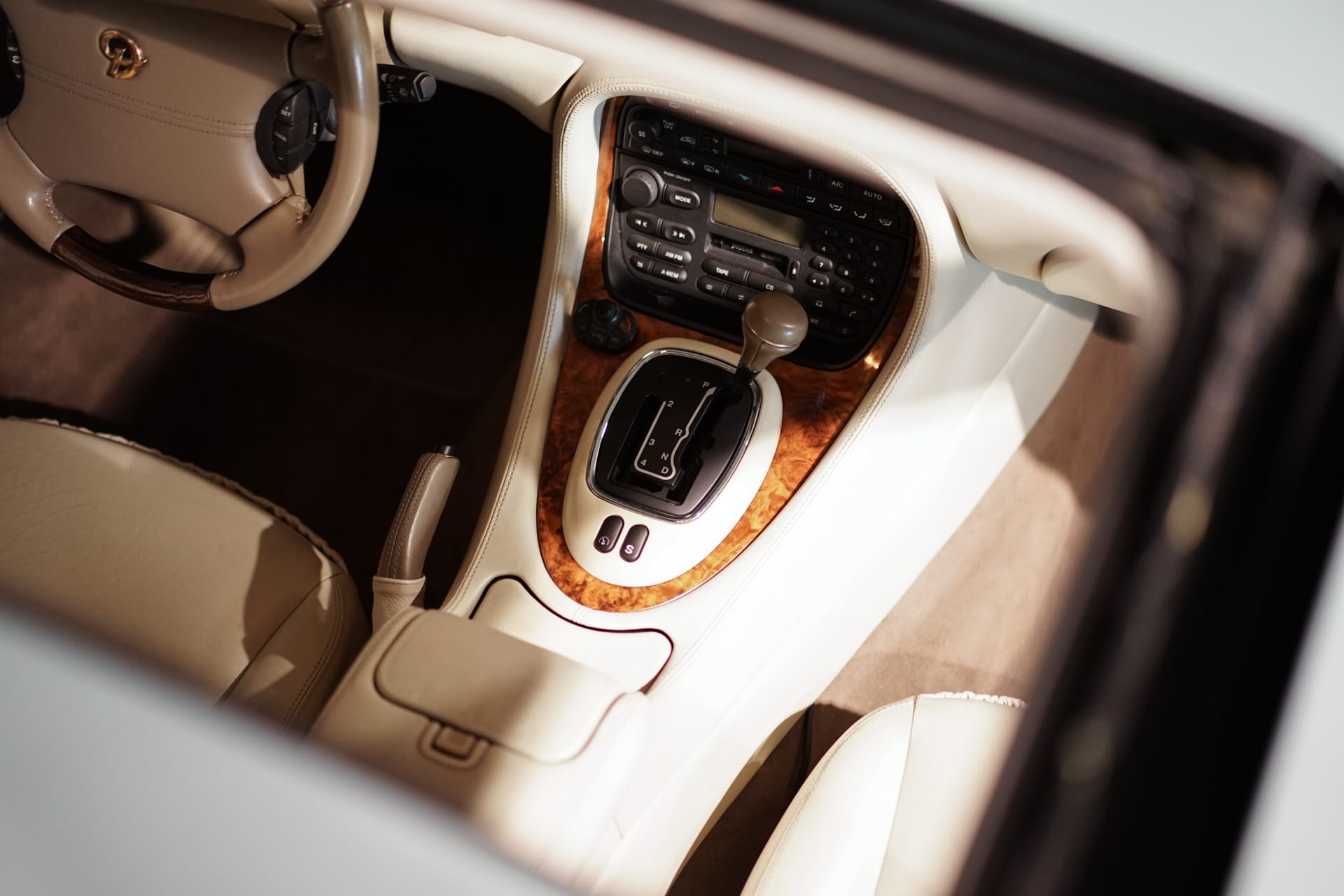 Daimler X300 V8 4.0 LWB - Photo 26