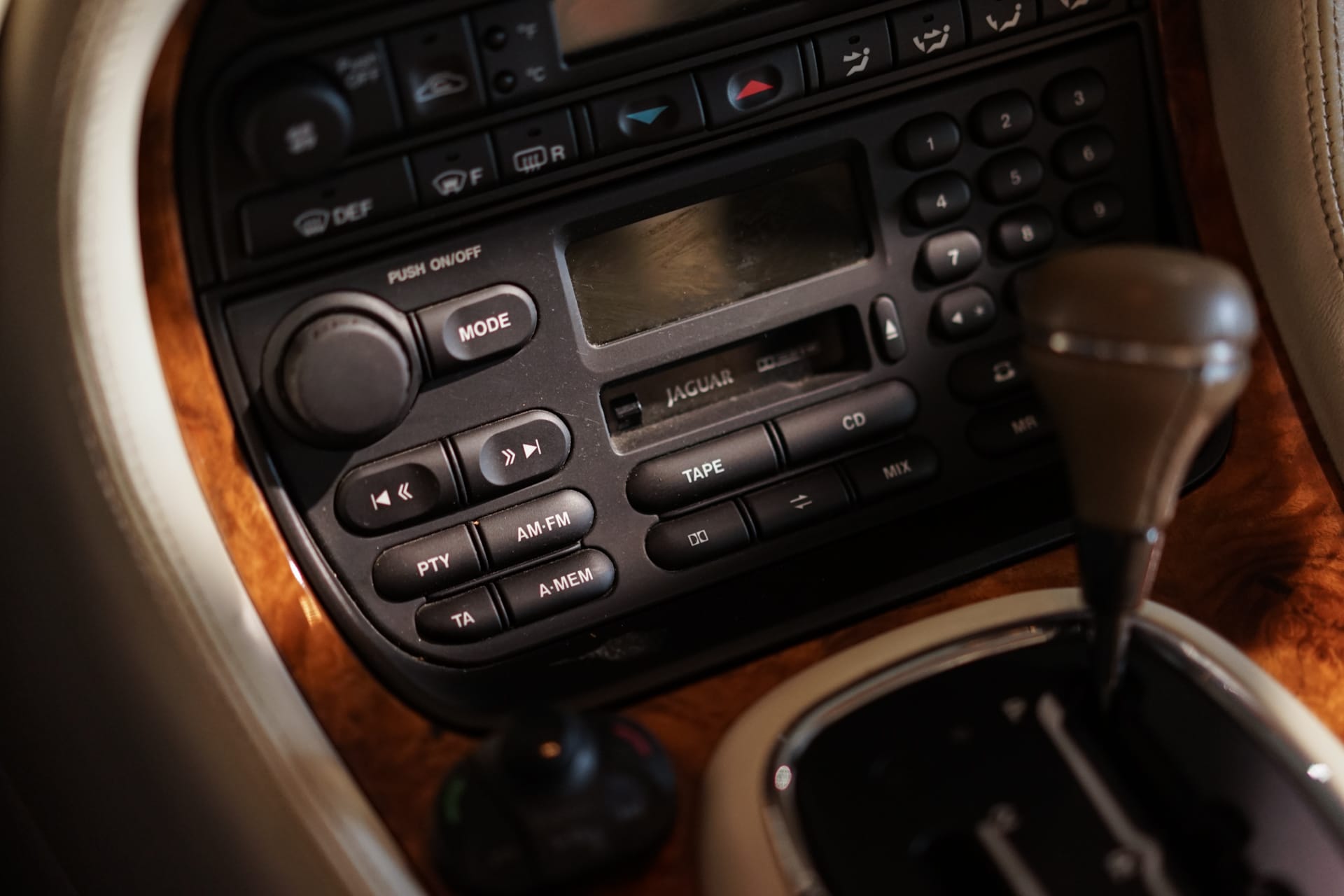 Daimler X300 V8 4.0 LWB - Photo 29