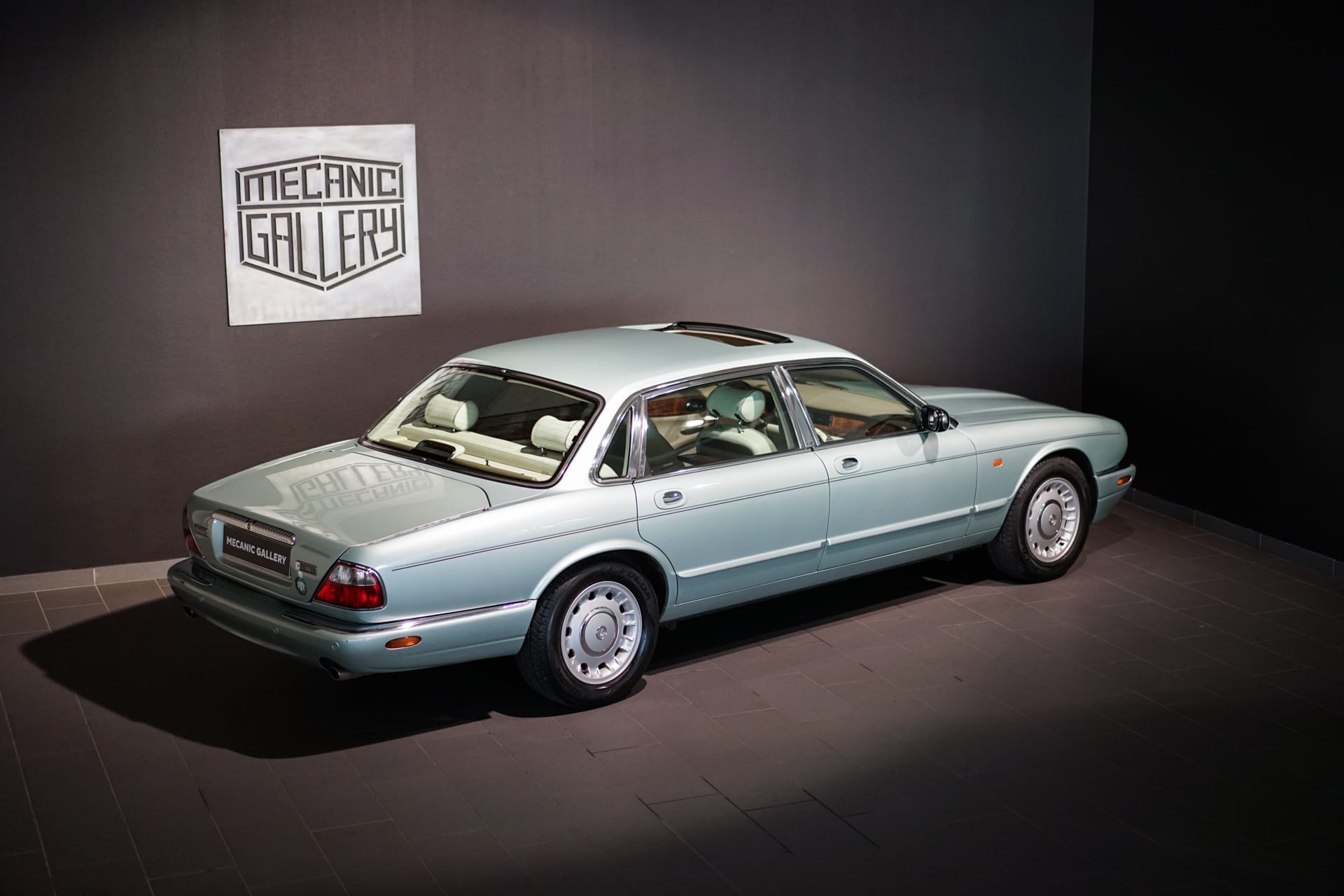 Daimler X300 V8 4.0 LWB - Photo 4