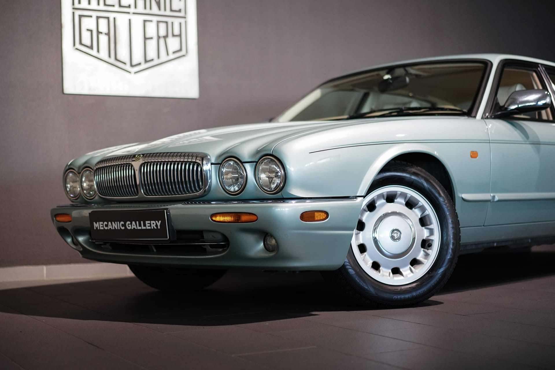 Daimler X300 V8 4.0 LWB - Photo 6