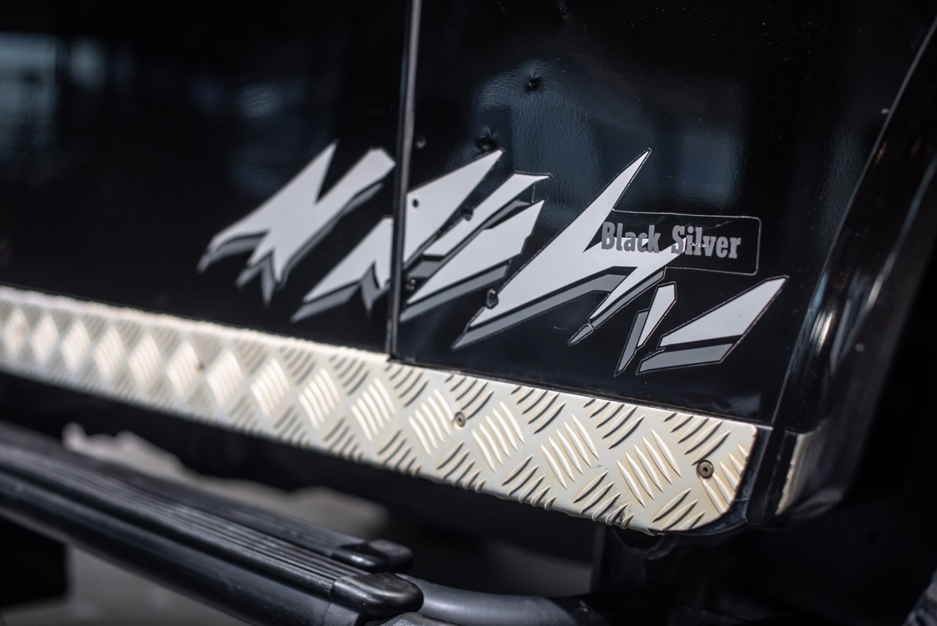 Land Rover Defender 90 TD5 « Black Silver » - Photo 19