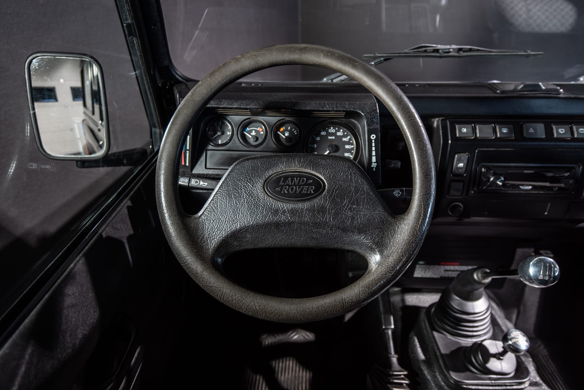 Land Rover Defender 90 TD5 « Black Silver » - Photo 28