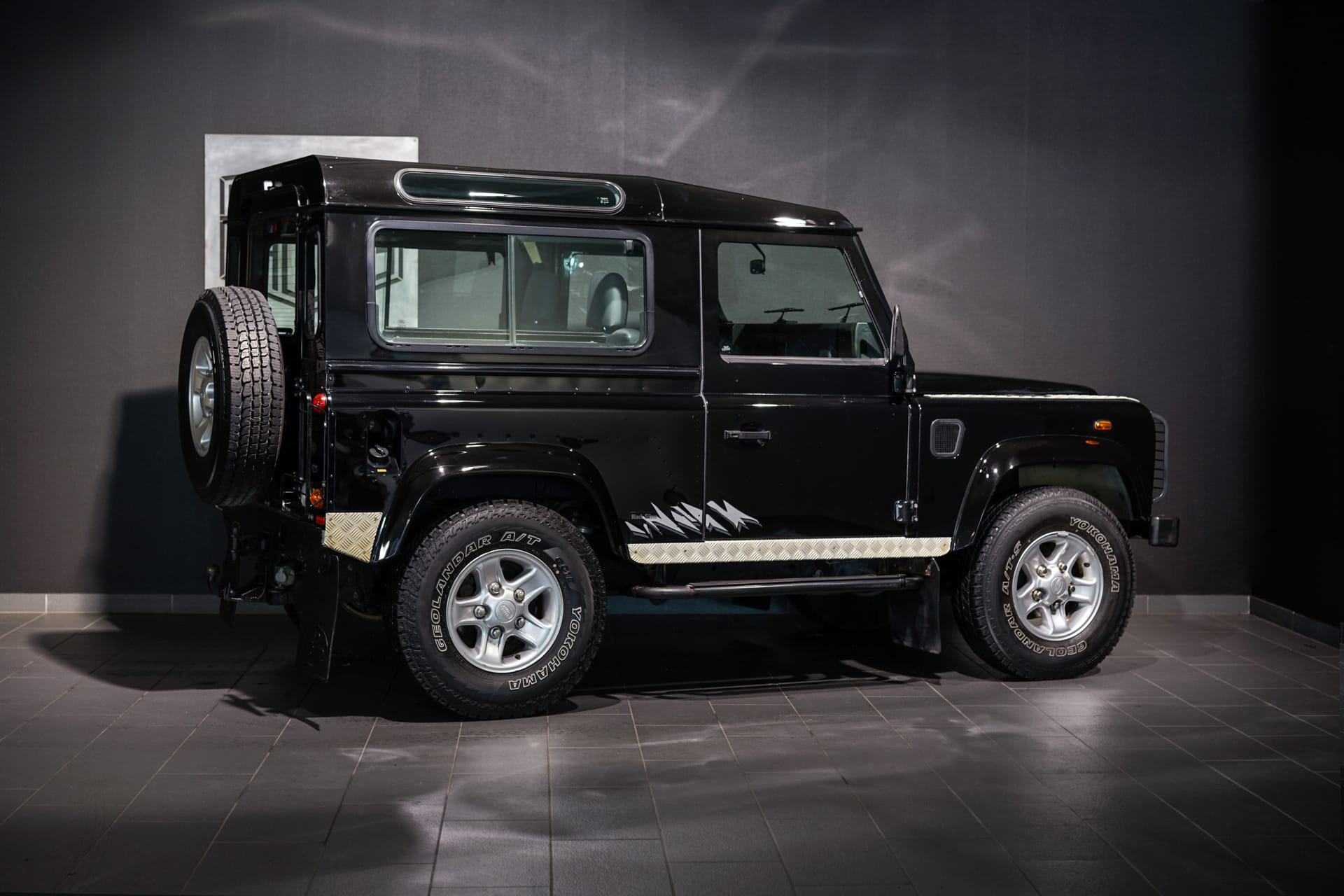 Land Rover Defender 90 TD5 « Black Silver » - Photo 4