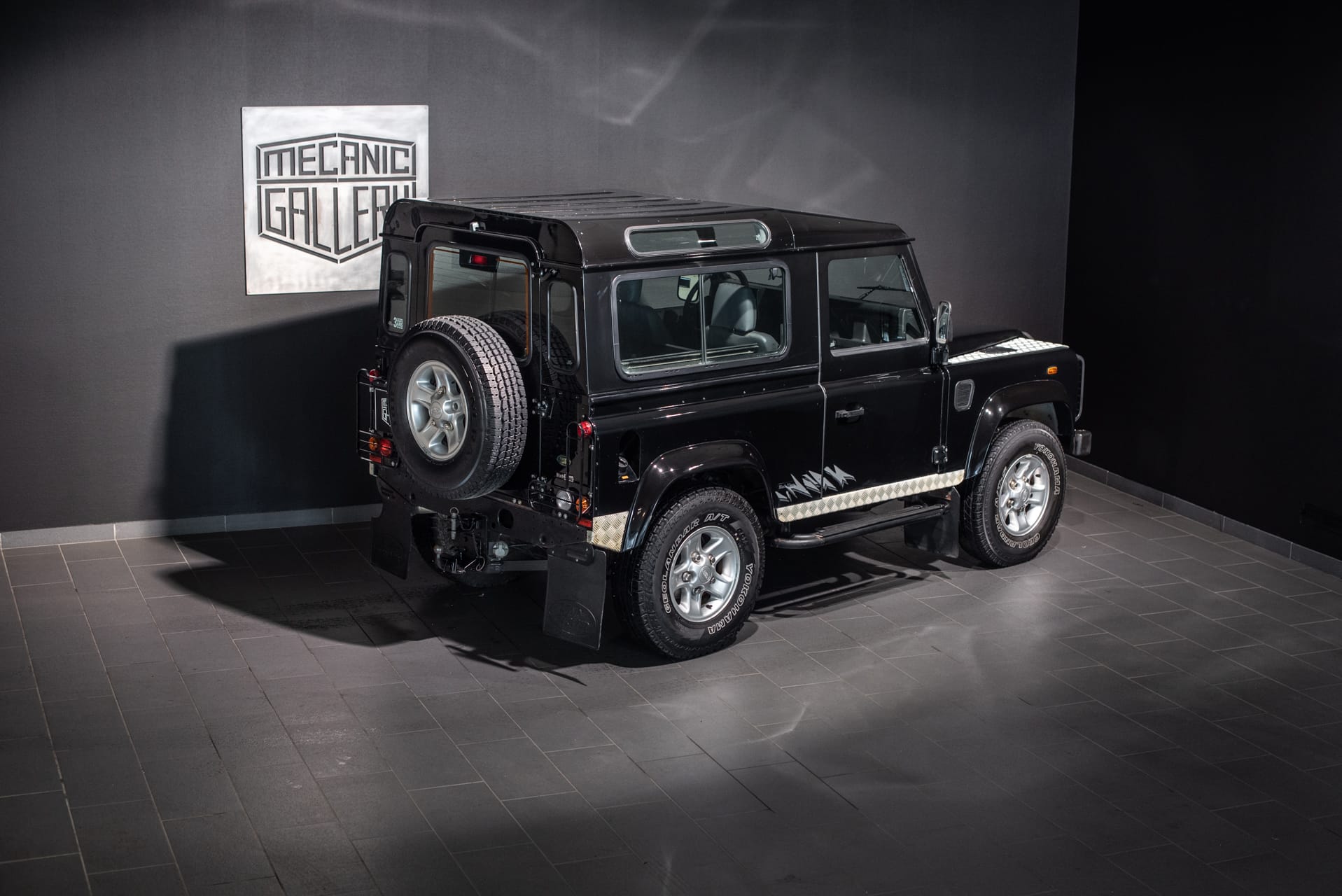 Land Rover Defender 90 TD5 « Black Silver » - Photo 6