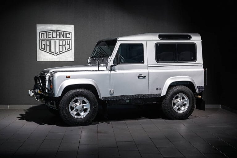Land Rover Defender 90 TD5 « Black Silver » - Photo 1