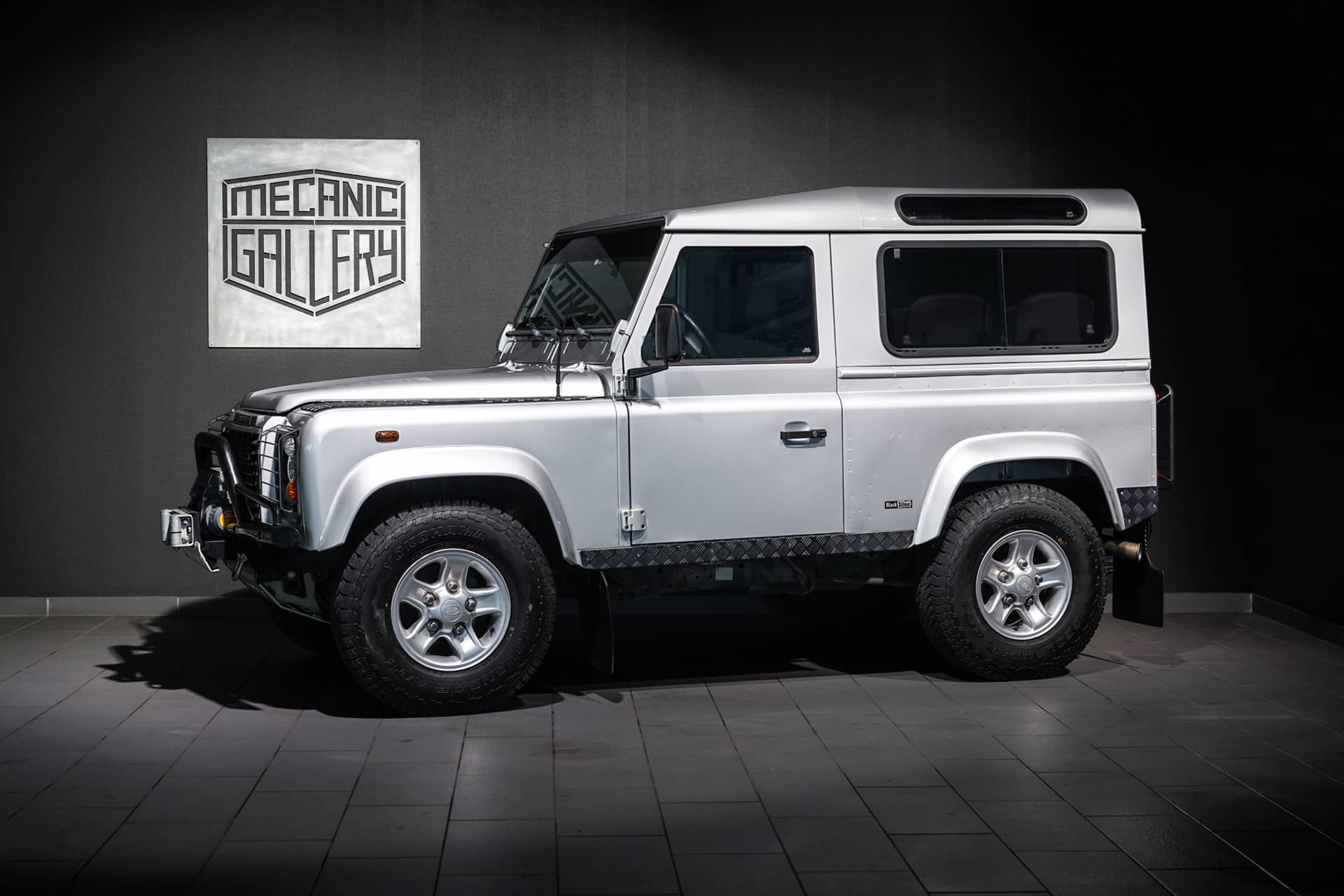 Land Rover Defender 90 TD5 « Black Silver » - Photo 1