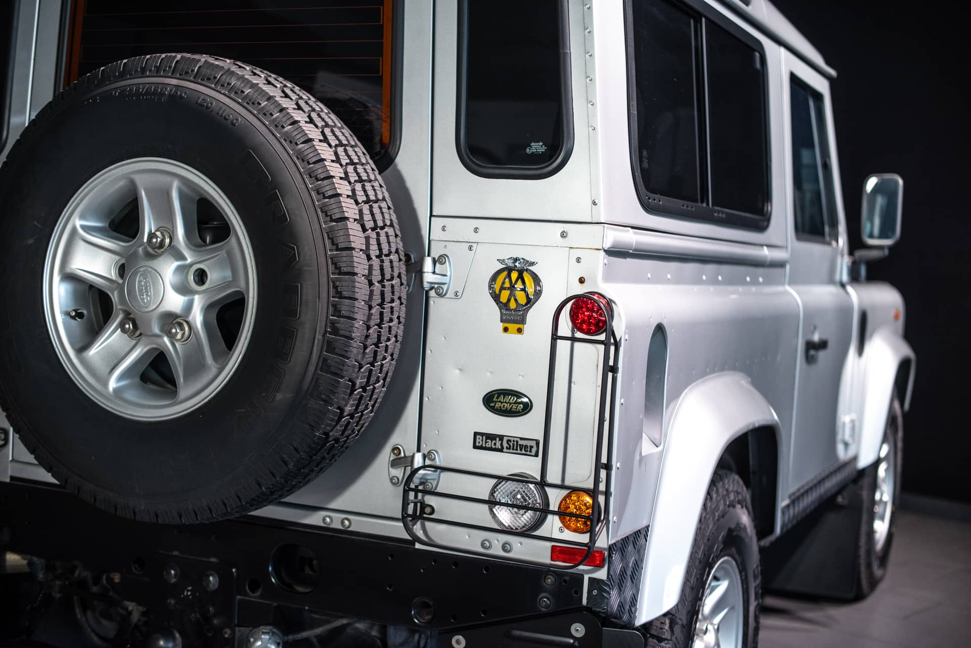 Land Rover Defender 90 TD5 « Black Silver » - Photo 10