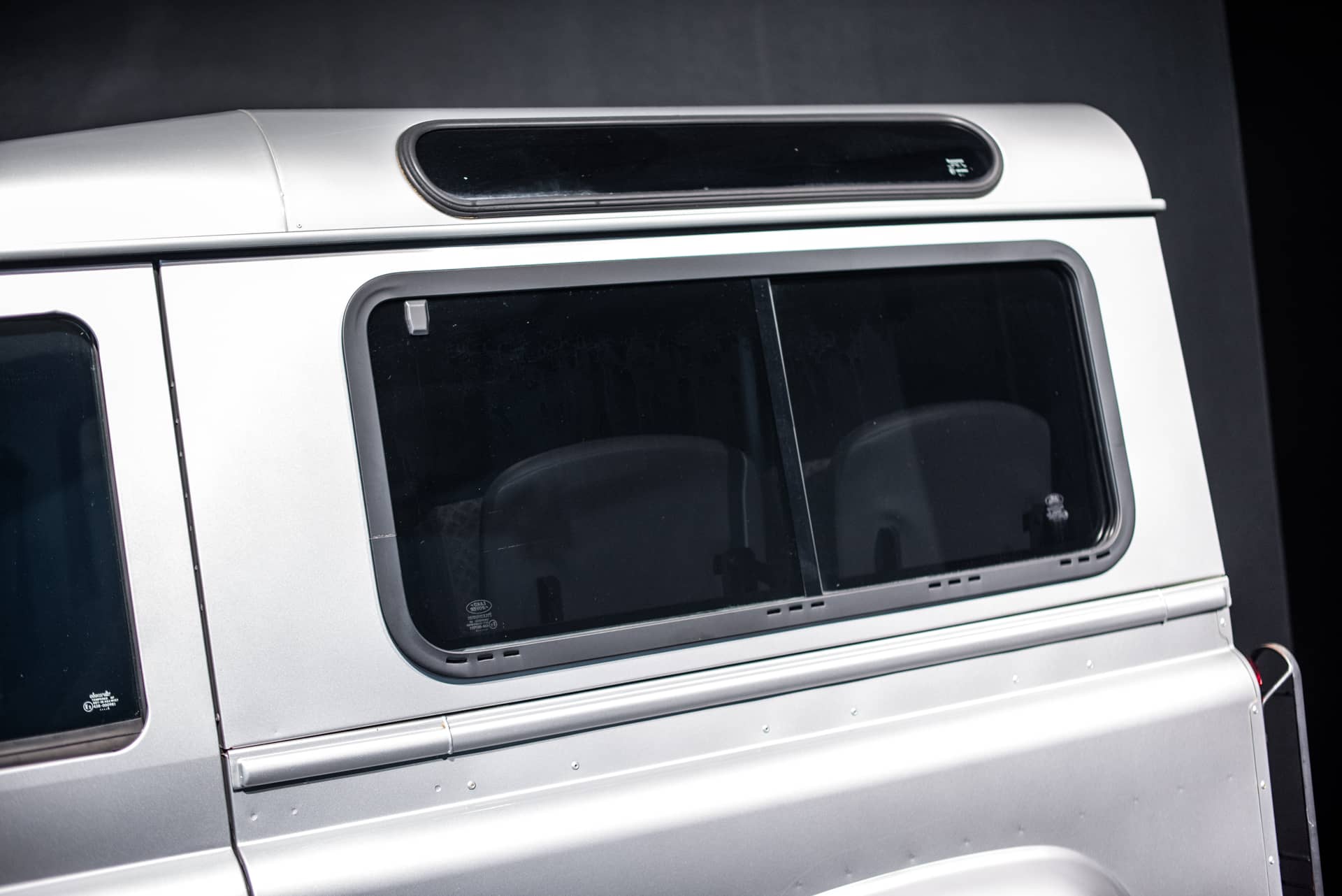 Land Rover Defender 90 TD5 « Black Silver » - Photo 14