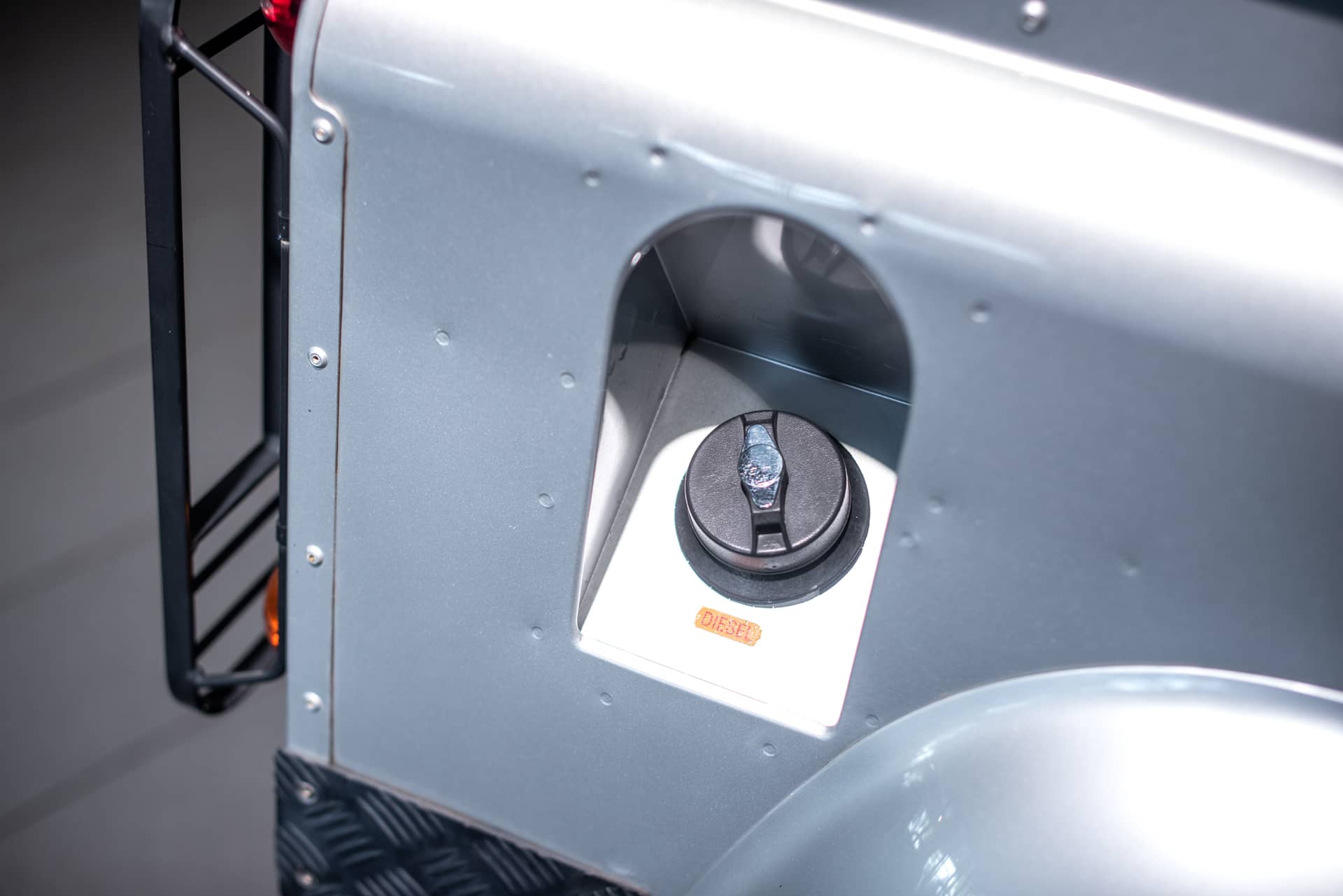 Land Rover Defender 90 TD5 « Black Silver » - Photo 16