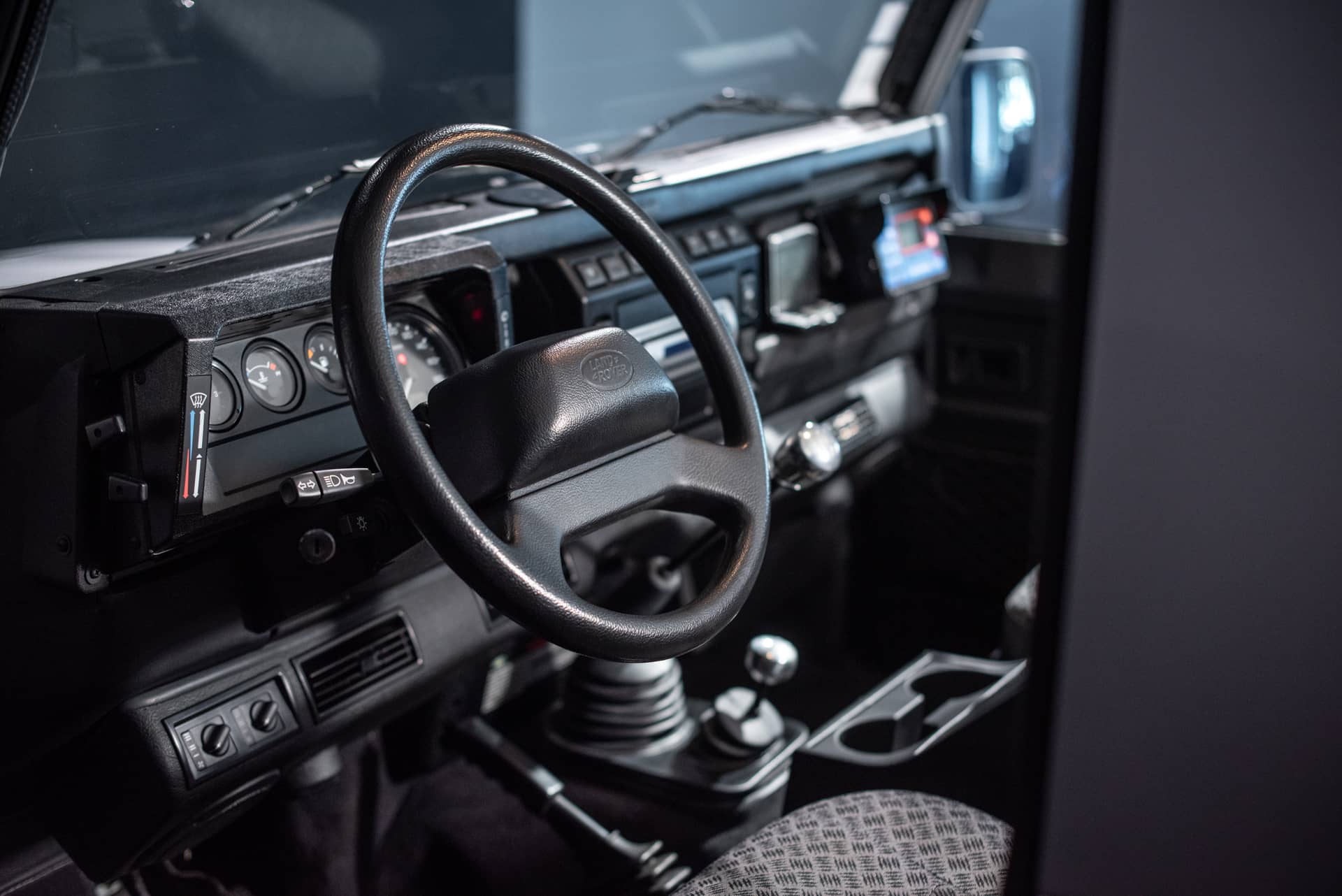 Land Rover Defender 90 TD5 « Black Silver » - Photo 18