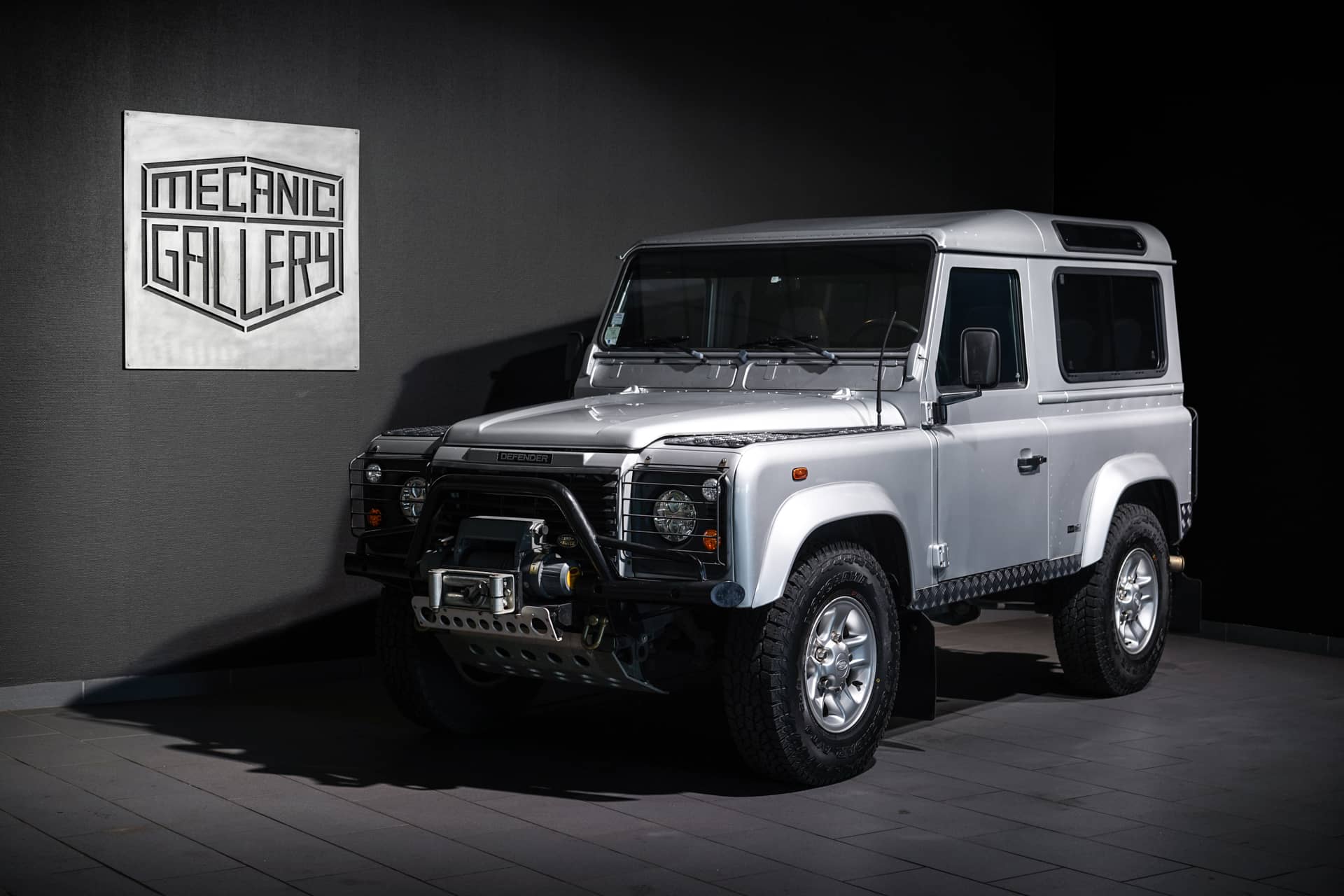 Land Rover Defender 90 TD5 « Black Silver » - Photo 2