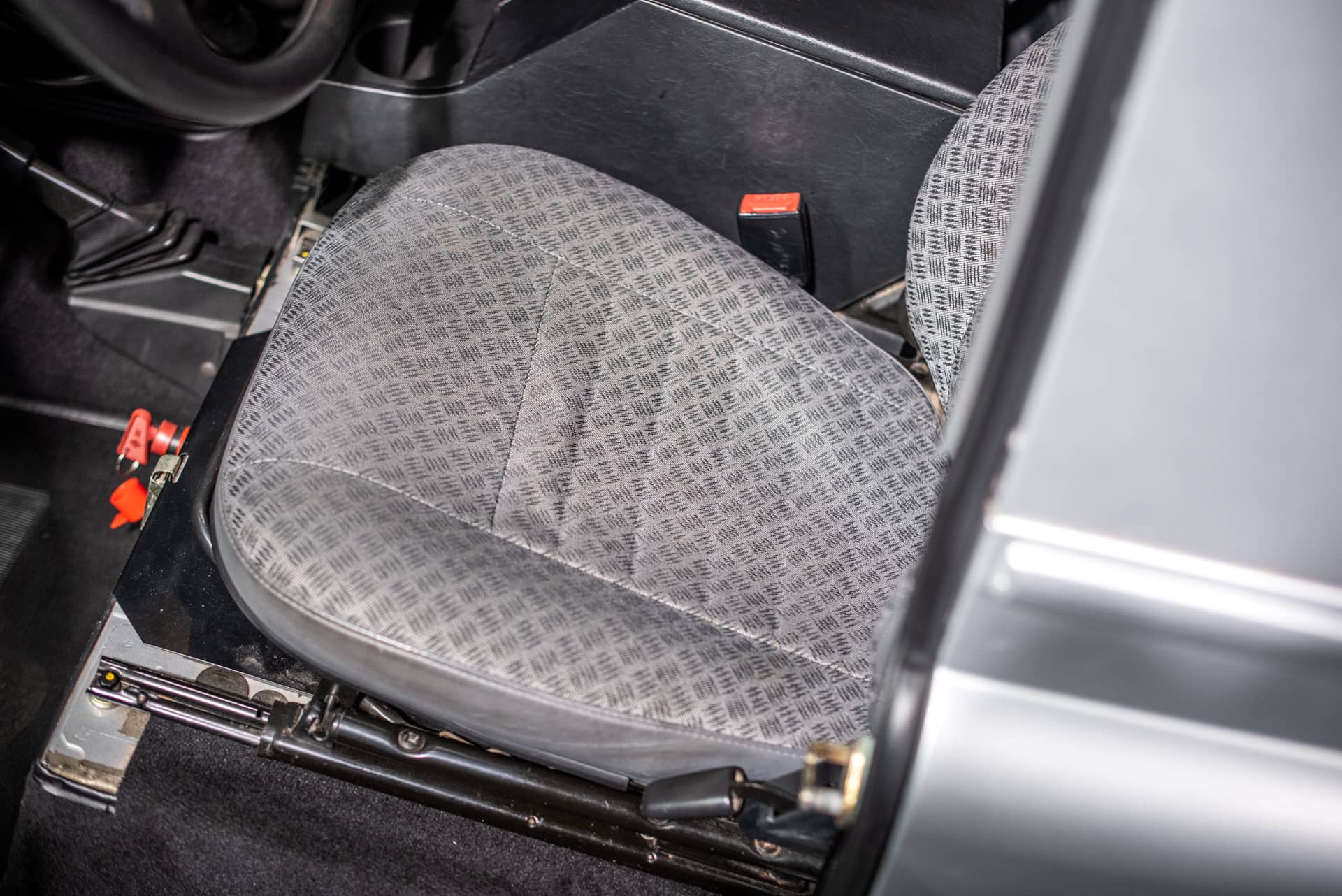 Land Rover Defender 90 TD5 « Black Silver » - Photo 25