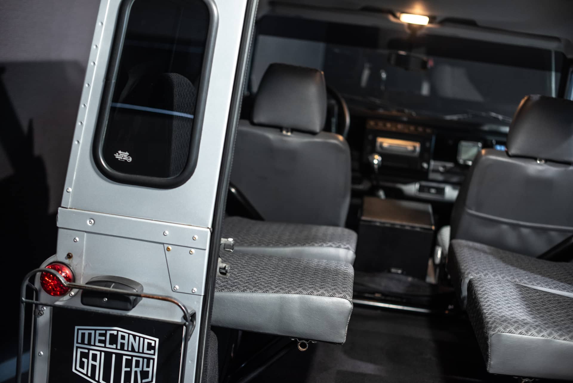 Land Rover Defender 90 TD5 « Black Silver » - Photo 28