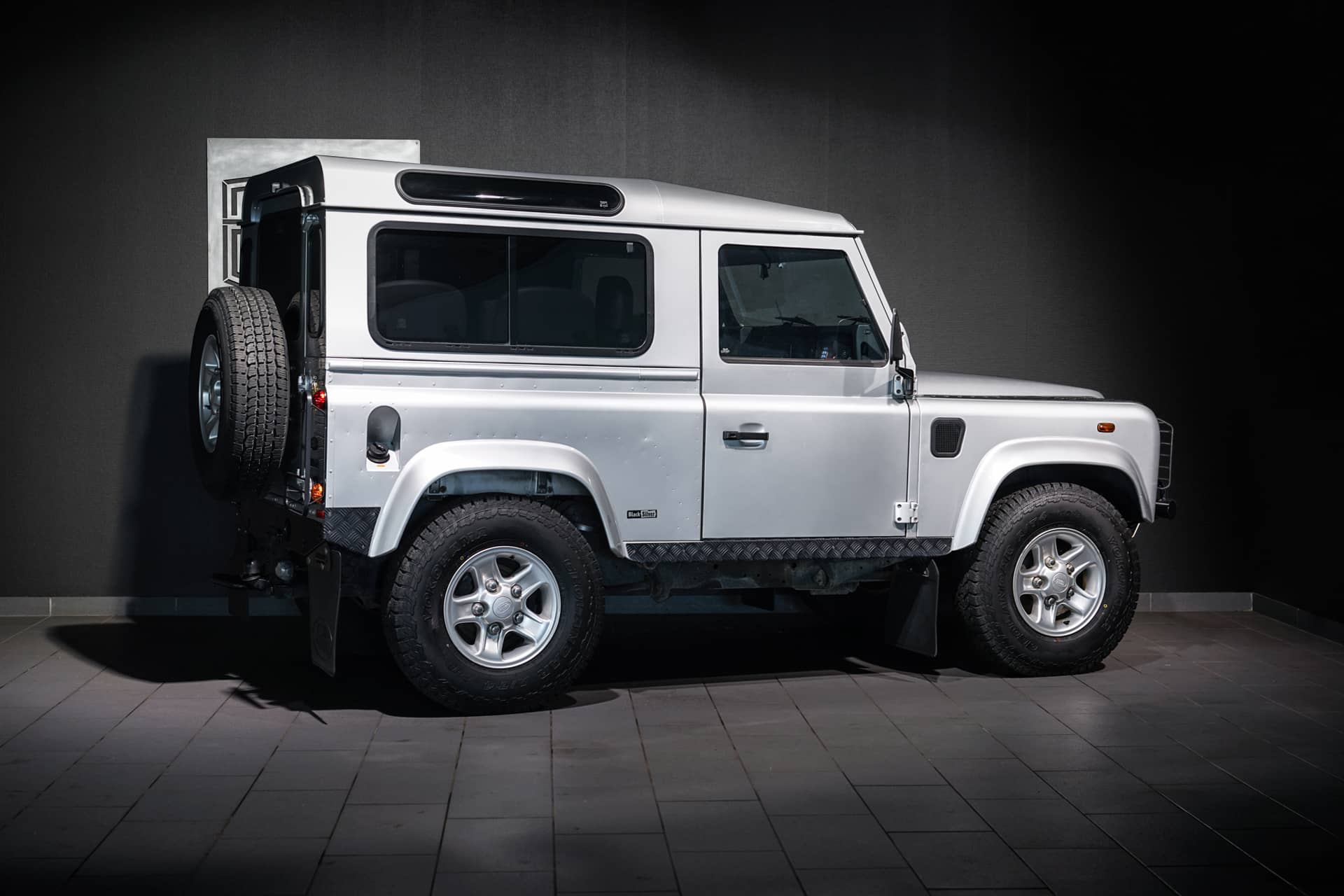 Land Rover Defender 90 TD5 « Black Silver » - Photo 4
