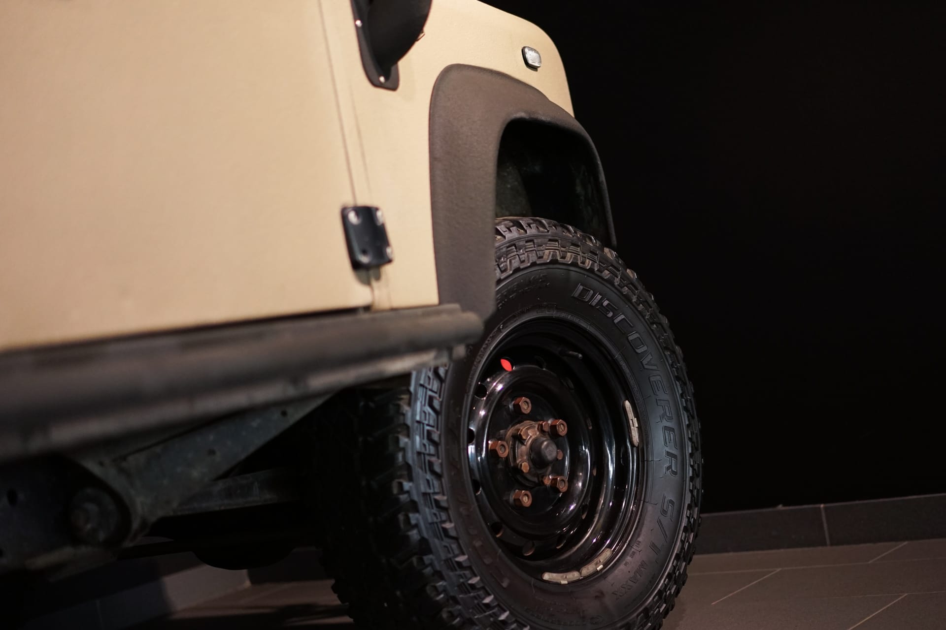 Land Rover Defender 130 TD5 - Photo 14