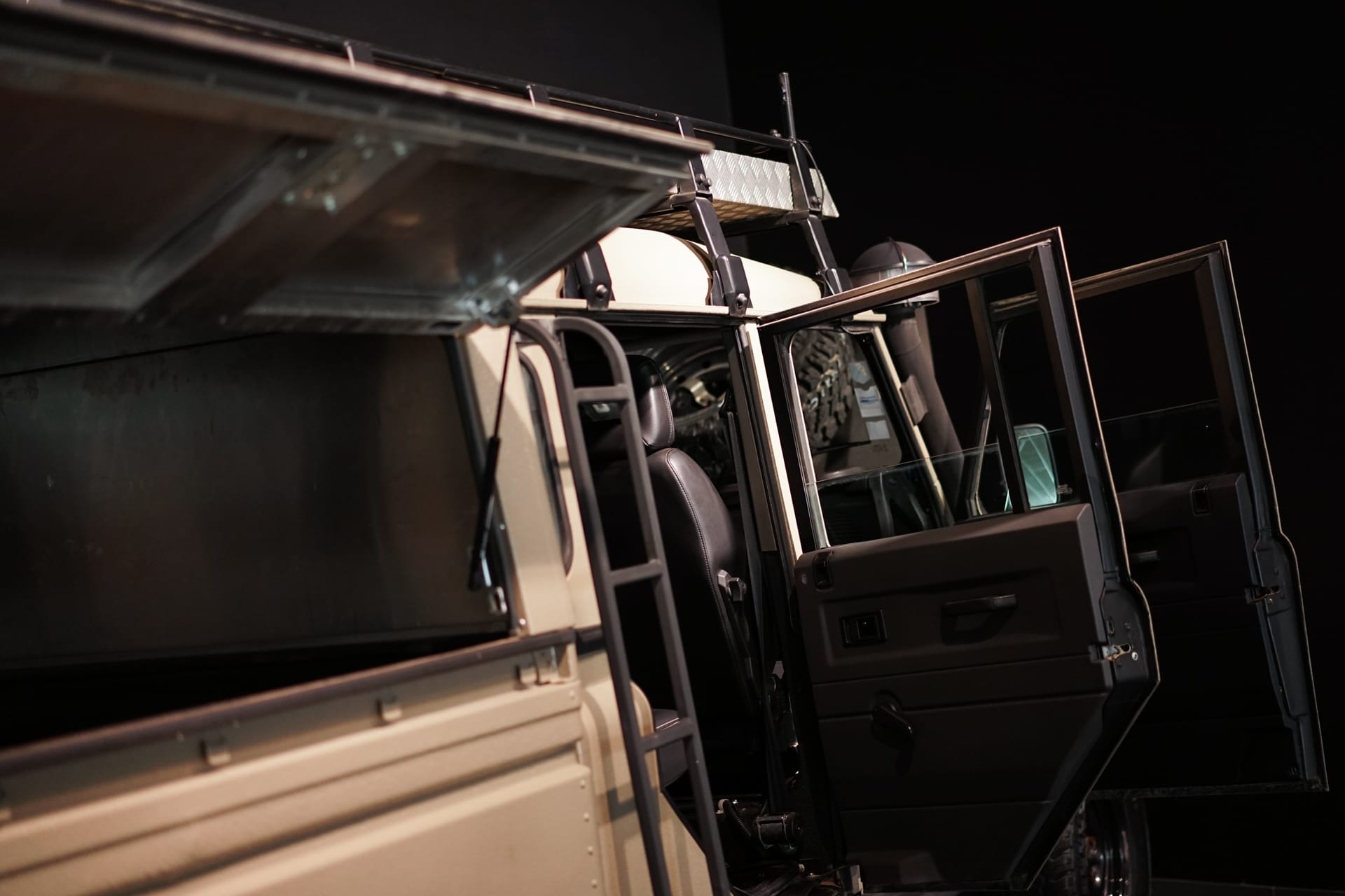 Land Rover Defender 130 TD5 - Photo 15