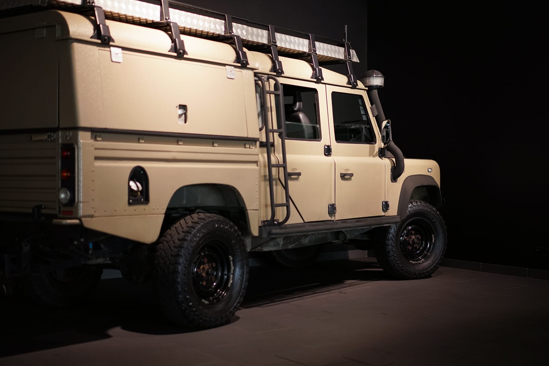 Land Rover Defender 130 TD5 - Photo 2