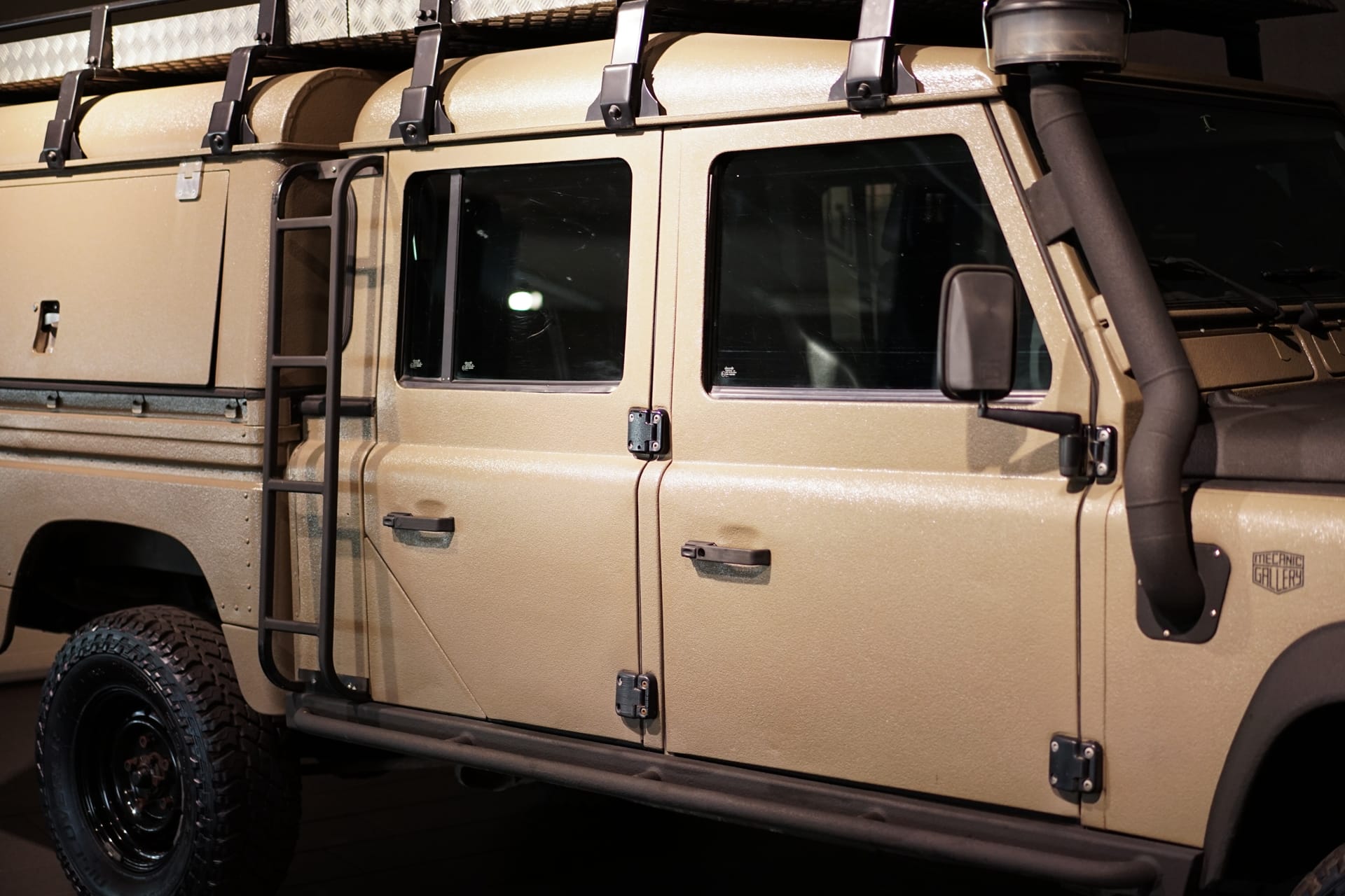 Land Rover Defender 130 TD5 - Photo 3