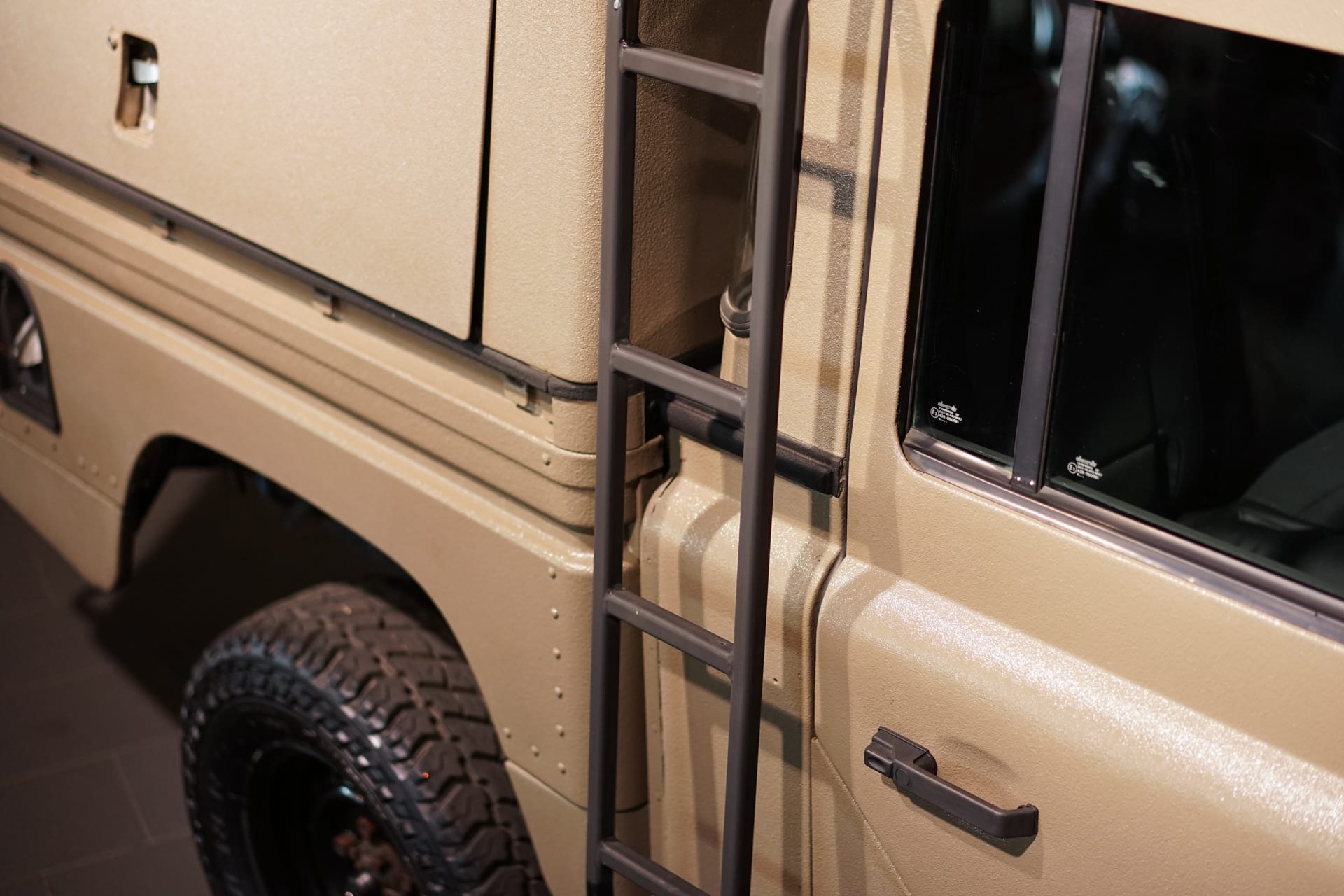 Land Rover Defender 130 TD5 - Photo 5