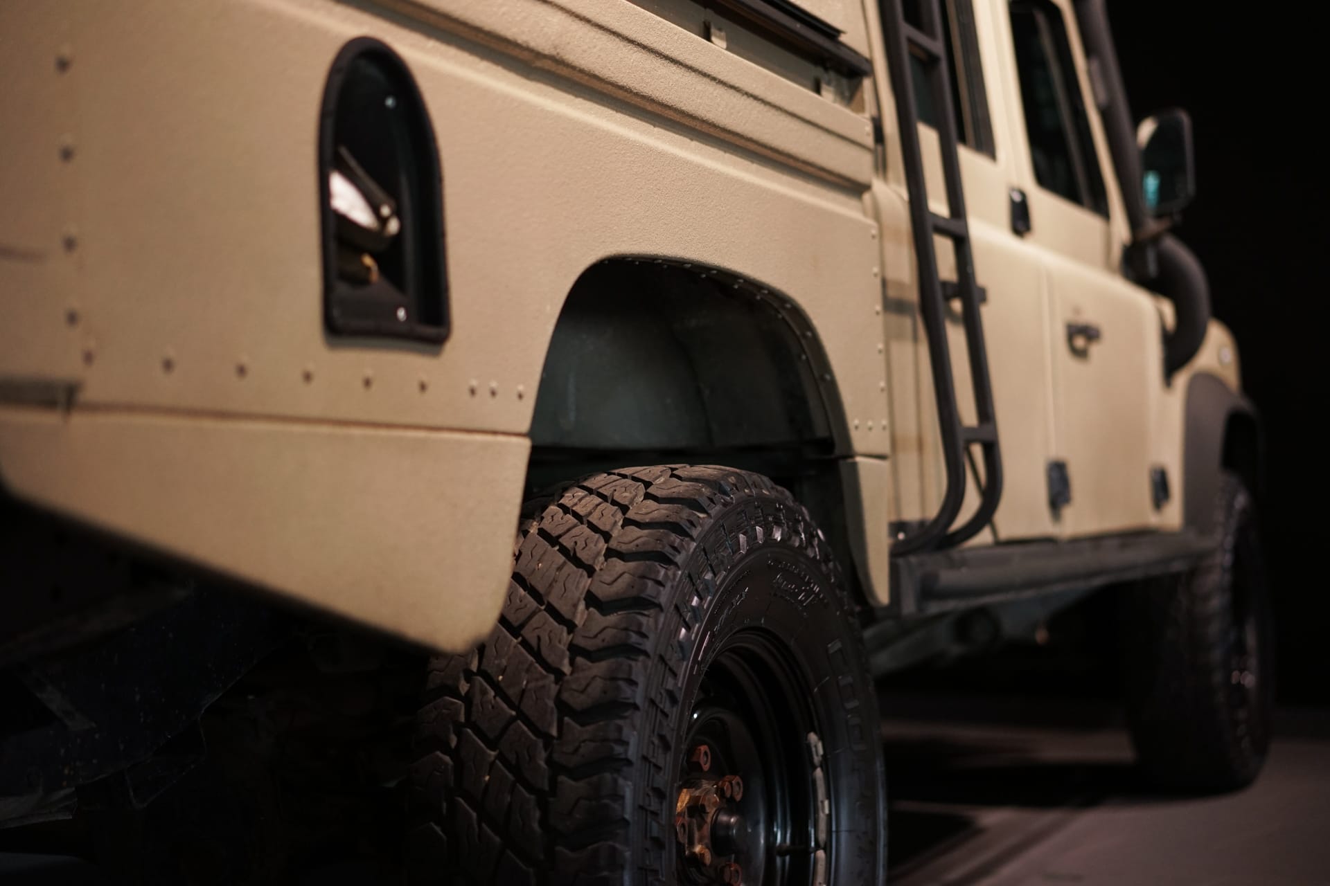 Land Rover Defender 130 TD5 - Photo 7