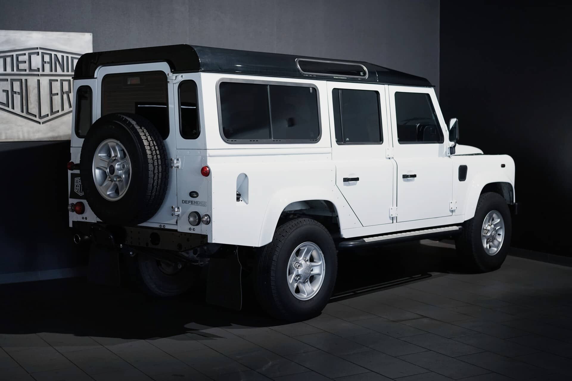 Land Rover Defender 110 TD4 SW SE - Photo 18